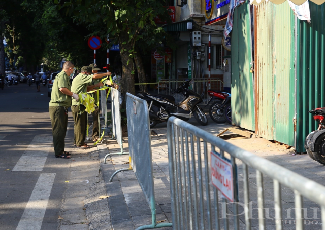 Lực lượng chức năng lập chốt tại phố Phủ Doãn, đoạn trước cổng bệnh viện Việt Đức.