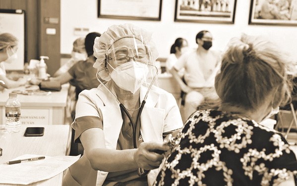 Bác sĩ Nhung khám sàng lọc cho người dân trước khi tiêm vắc-xin