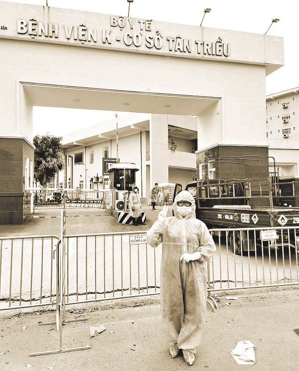 Bà Anh Thư trong buổi đi trao tặng “Nồi cháo yêu thương” đến các bệnh nhân bệnh viện K Tân Triều