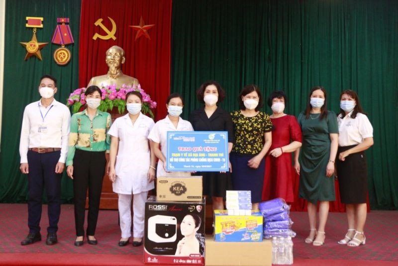Chi bộ Báo Phụ nữ Thủ đô tặng trang thiết bị y tế cho Trạm Y tế xã Đại Áng
