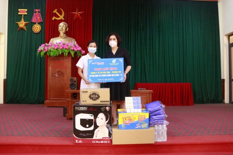 Trạm trưởng Trạm Y tế xã Đại Áng Linh Thị Huyền Trang tiếp nhận tình cảm từ Chi bộ báo Phụ nữ Thủ đô