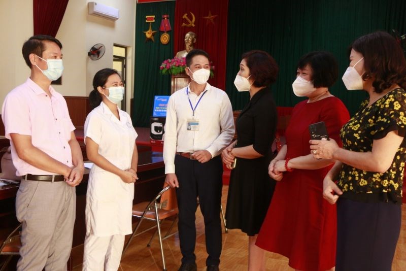 Các đồng chí đảng viên Chi bộ báo Phụ nữ Thủ đô thăm hỏi các đồng chí lãnh đạo Đảng ủy, chính quyền, nhân viên y tế tại xã Đại Áng