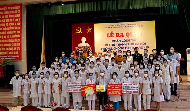 Đoàn cán bộ, y, bác sĩ tỉnh Hòa Bình lên đường giúp thành phố Hà Nội chống dịch. Ảnh: Thanh Hải/TTXVN