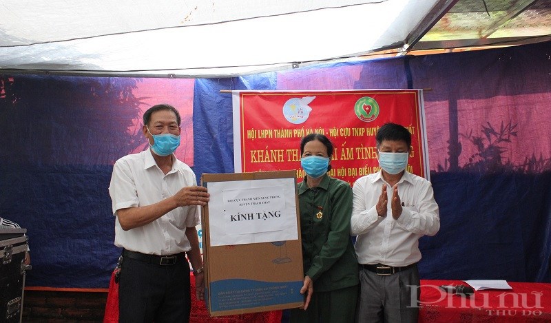 Các đồng chí lãnh đạo Hội Cựu TNXP huyện Thạch Thất trao quà cho gia đình bà Phùng Thị Hình
