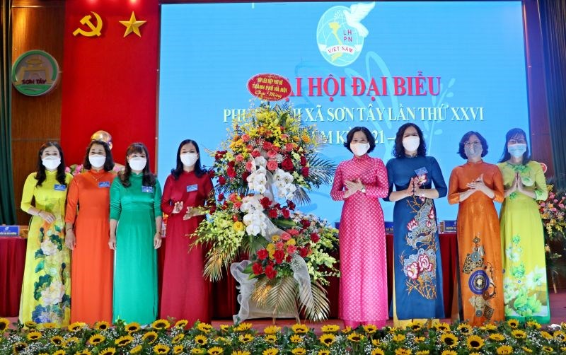 Lãnh đạo Hội LHPN thành phố Hà Nội tặng hoa chúc mừng Hội LHPN thị xã Sơn Tây