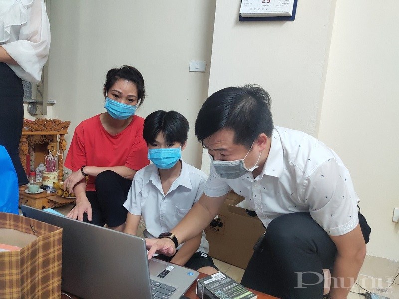 Hội LHPN Hà Nội: Thăm hỏi, tặng máy tính xách tay và thiết bị hỗ trợ học tập trực tuyến cho học sinh vượt khó học giỏi tại quận Ba Đình - ảnh 5