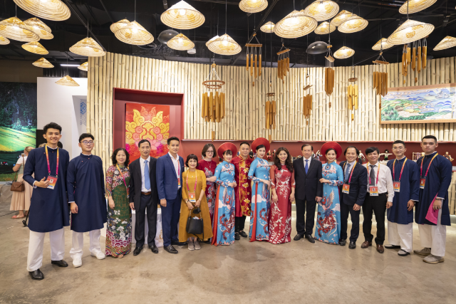 Thứ trưởng Tạ Quang Đông chụp ảnh lưu niệm cùng các nghệ sỹ và cán bộ nhân viên Nhà Triển lãm.