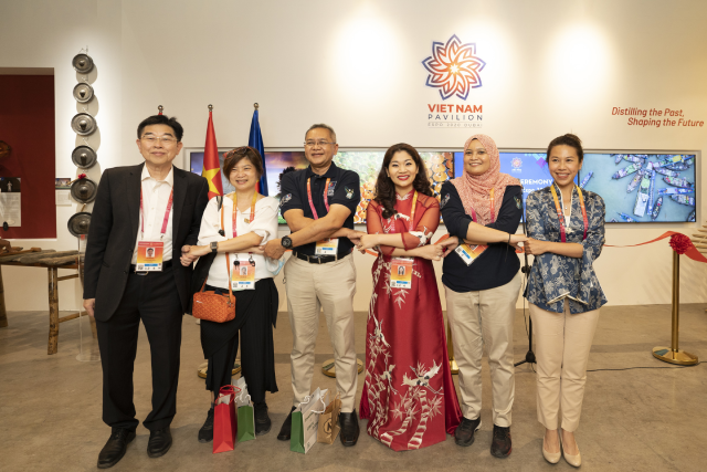 Bạn bè ASEAN chung vui cùng Nhà Triển lãm Việt Nam.