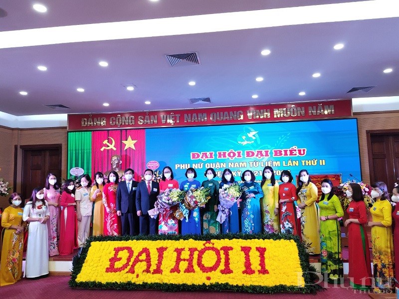 Các đồng chí lãnh đạo Hội LHPN Hà Nội, lãnh đạo quận ủy Nam Từ Liêm tặng hoa chúc mừng Ban Chấp hành Hội LHPN quận Nam Từ Liêm, nhiệm kỳ 2021 - 2026