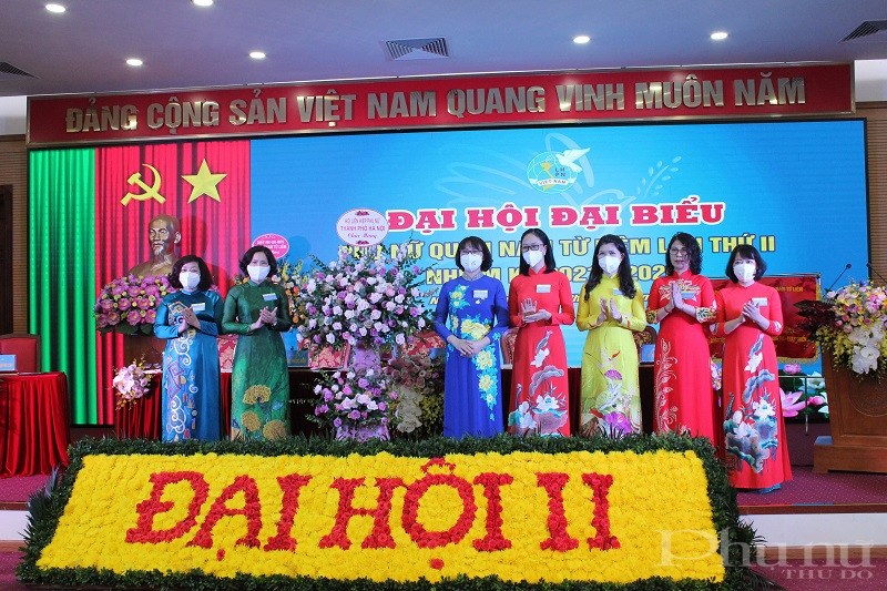 Các đồng chí Lãnh đạo Hội LHPN Hà Nội tặng hoa chúc mừng Đại hội