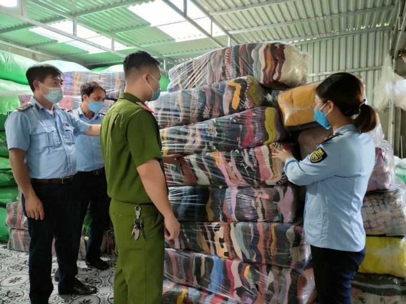 Đội QLTT số 5 đang kiểm tra hàng hoá tại cơ sở sản xuất, buôn bán hàng dệt may Hương Hiền (Tây Lương, Tiền Hải)
