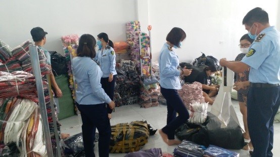 Đội QLTT số 3 đang kiểm tra tại Cửa hàng quần áo Nết Hoàng (Duyên Hải, Hưng Hà)