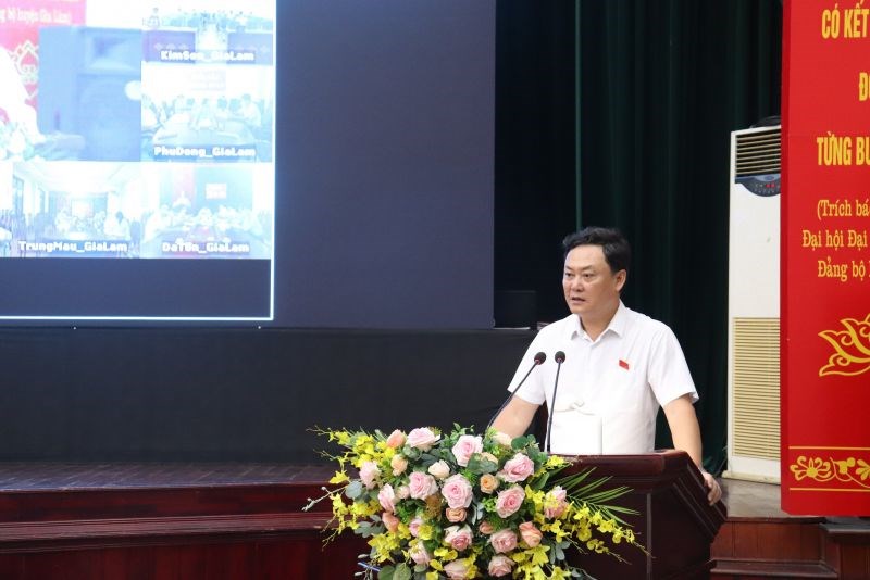 Đại biểu Lê Anh Quân, Bí thư Huyện ủy, Chủ tịch UBND huyện Gia Lâm báo cáo