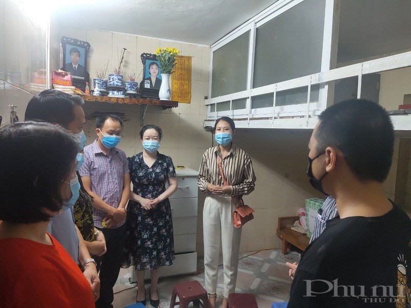 Các đại biểu đến dự buổi ban giao công trình sửa chữa nhà ở cho gia đình em Dương Thị Ngọc Yến