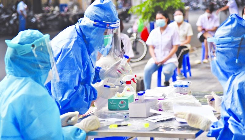 Nhân viên y tế lấy mẫu xét nghiệm sàng lọc đối tượng có nguy cơ tại bệnh viện Việt Đức.