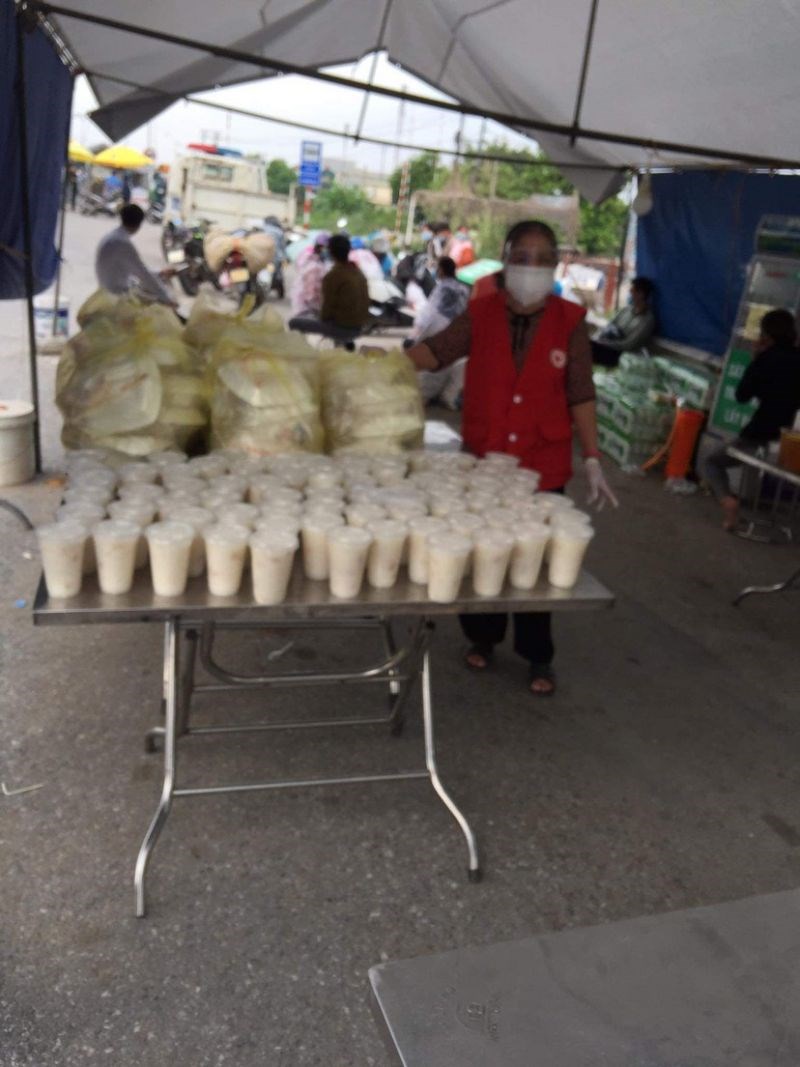Hội LHPN huyện Phú Xuyên: Ấm lòng những phần quà tiếp sức người dân trên đường về quê - ảnh 5