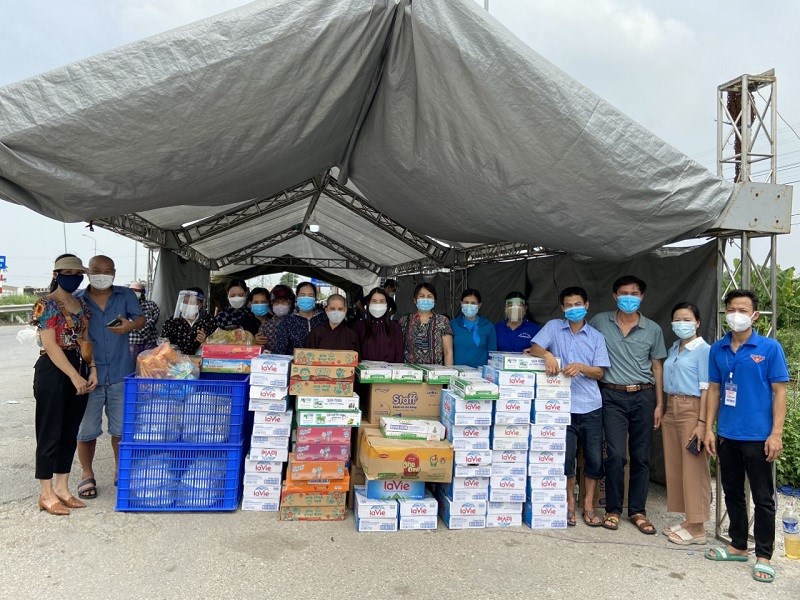 Để thực hiện tốt công tác phòng, chống dịch, huyện Phú Xuyên cũng đã cho lắp đặt hàng trăm m2 lều bạt cho bà con nghỉ ngơi trong lúc thực hiện khai báo y tế