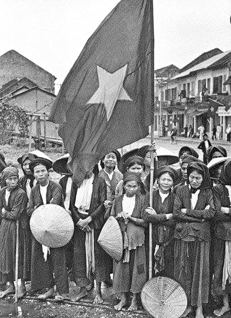 Cụ Nguyễn Thị Hiểu (tay ôm cờ, đứng hàng đầu) cùng thanh niên, phụ nữ Tam Khương trong ngày tiếp quản Thủ đô năm 1964 (Ảnh tư liệu)
