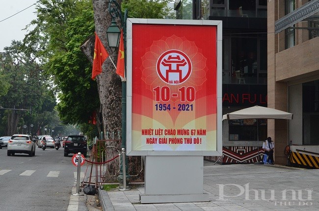 Tấm panô trên các con đường, tuyến phố TP Hà Nội với nội dung hướng về ngày lễ kỷ niệm 67 năm giải phóng Thủ đô