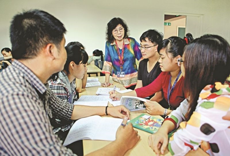 GS.TS Lê Thị Quý trong một tiết dạy về bình đẳng giới cho sinh viên đại học Thăng Long