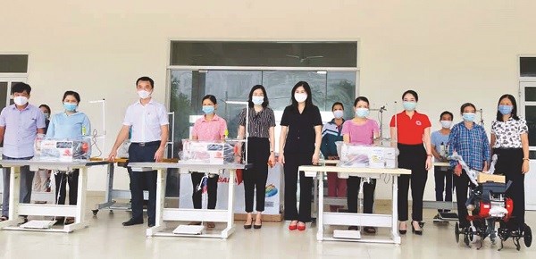Với những chiếc máy may công nghiệp các hội viên phụ nữ xã Lệ Chi, huyện Gia Lâm đã có thu nhập ổn định, thoát nghèo
