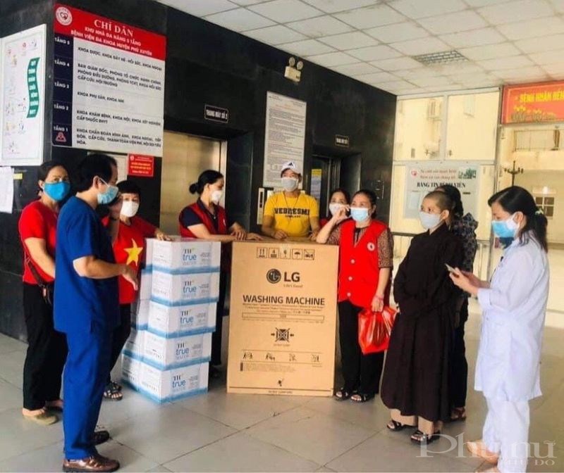 Trao quà tại bệnh viện Đa khoa Phú Xuyên trong chương trình thiện nguyện tiếp sức các y bác sĩ thực hiện nhiệm vụ phòng chống dịch