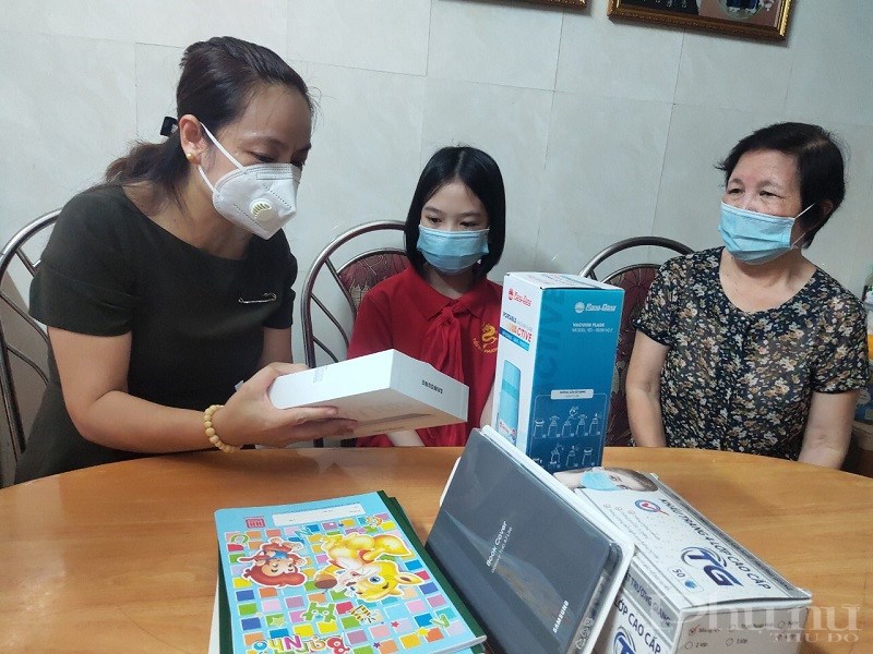 Đồng chí Nguyễn Lan Hương - Chủ tịch Hội LHPN quận Đống Đa hướng dẫn em sử dụng máy tính bảng an toàn hiệu quả