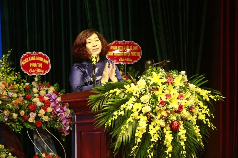 Đồng chí Lê Thị Thiên Hương, Phó Chủ tịch Hội LHPN Hà Nội biểu dương những kết quả đã đạt được trong phong trào phụ nữ và hoạt động của Hội LHPN huyện Phúc Thọ trong nhiệm kỳ qua
