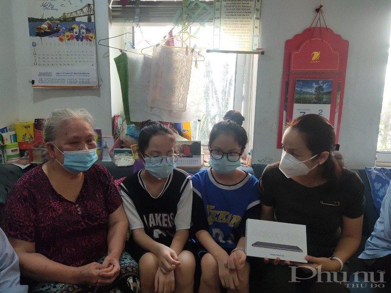 Đồng chí Nguyễn Lan Hương - Chủ tịch Hội LHPN quận Đống Đa trao tặng máy tính cho 2 chị em