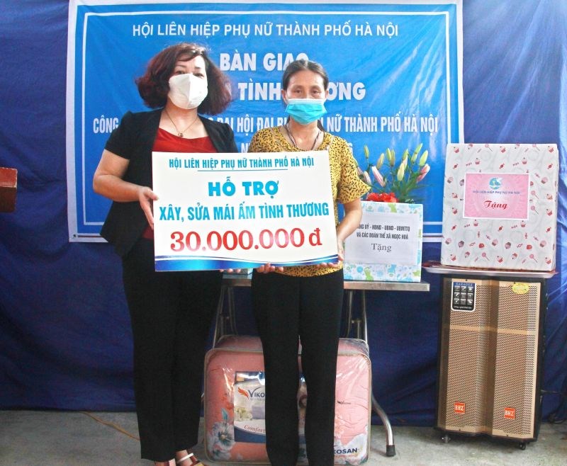 Phó Chủ tịch Hội LHPN Hà Nội Lê Thị Thiên Hương trao kinh phí hỗ trợ xây nhà  cho chị Lê Thị Ngà