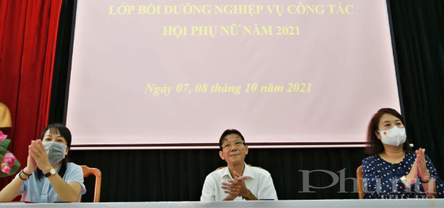 (Từ trái qua) Đồng chí Nguyễn Thị Bích Thuỷ