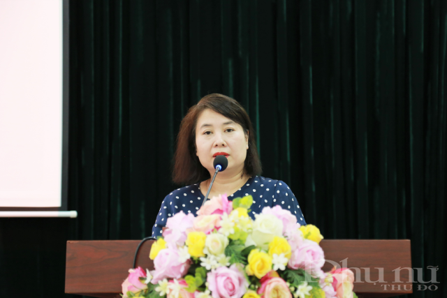 Đồng chí Nguyễn Kim Lê, Chủ tịch Hội LHPN quận Cầu Giấy phát biểu tại lễ khai mạc.