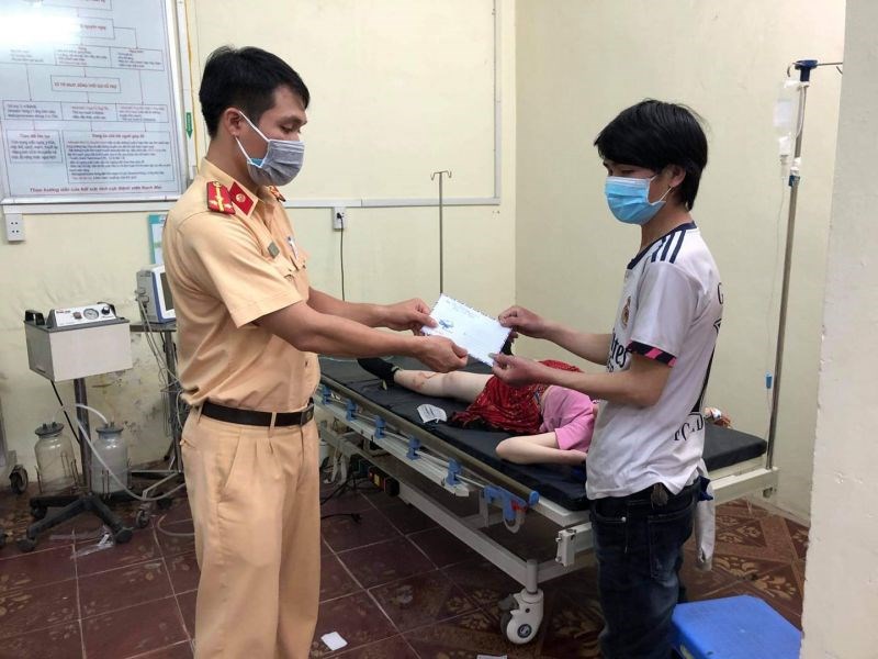 Thượng úy Hoàng Tuấn Anh, cán bộ thuộc Đội Cảnh sát giao thông số 6, Phòng Cảnh sát giao thông TP Hà Nội gửi quà tặng gia đình sản phụ sinh nở trên đường về quê tránh dịch