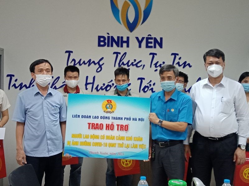 Lãnh đạo LĐLĐ thành phố và quận Thanh Xuân trao những suất quà, động viên người lao động công ty TNHH Bình Yên