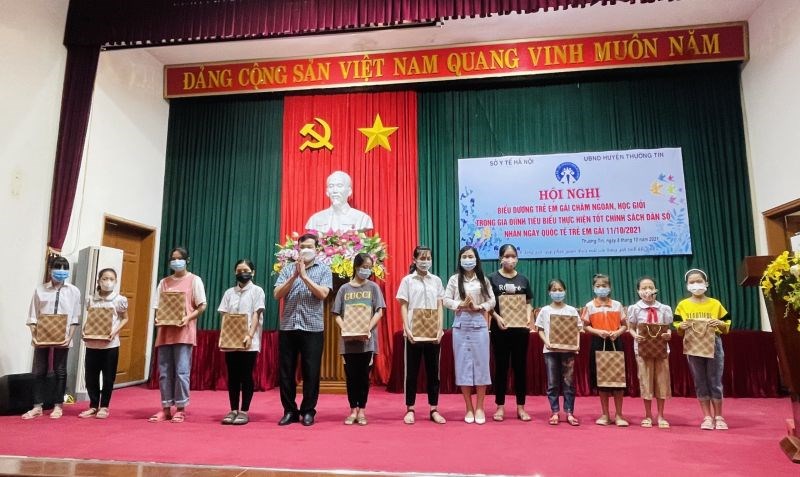 Lãnh đạo huyện Thường Tín trao thưởng trẻ em gái chăm ngoan, học giỏi trên địa bàn huyện