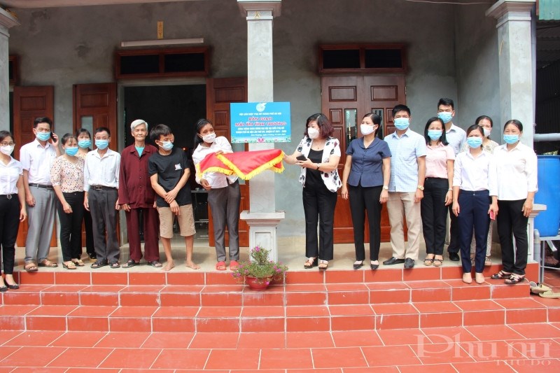 Đồng chí Lê Thị Thiên Hương - Phó Chủ tịch Hội LHPN Hà Nội và các đại biểu bàn giao nhà 