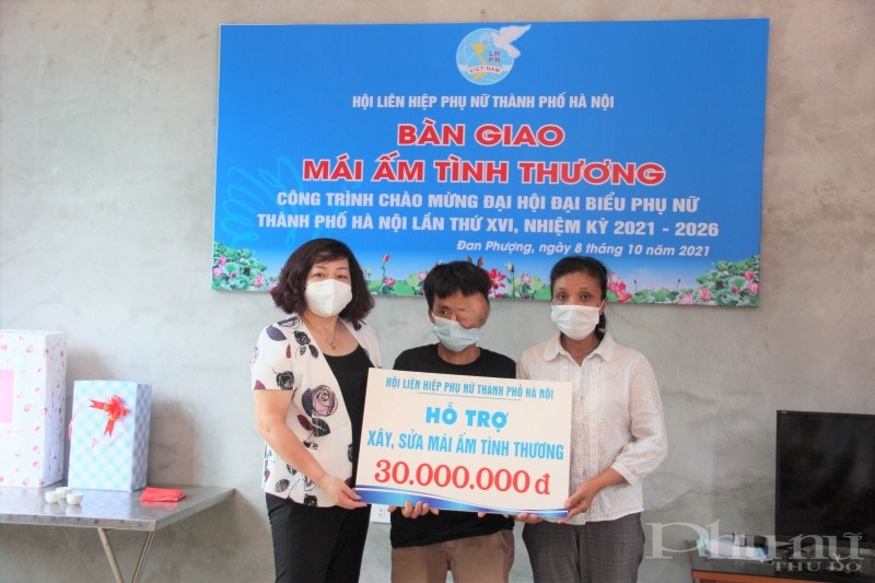 Đồng chí Lê Thị Thiên Hương trao tặng 30 triệu đồng hỗ trợ xây, sửa Mái ấm tính thương cho vợ chồng chị Thương.