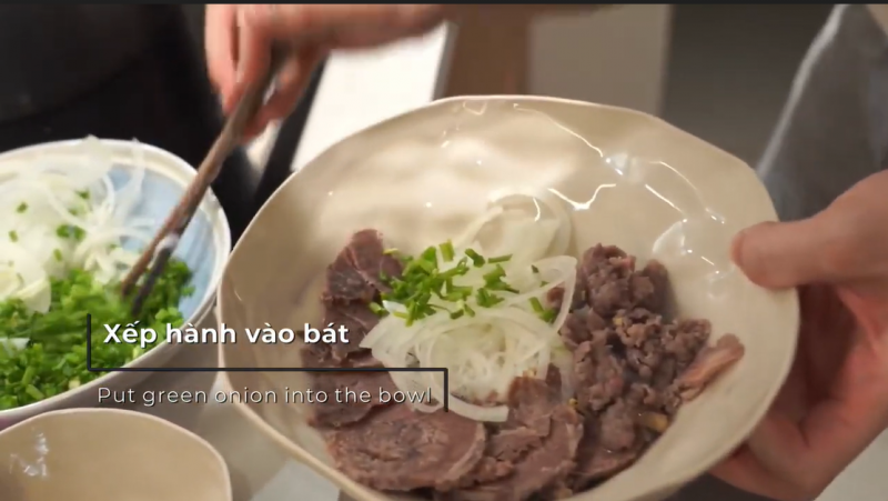 Để quảng bá cho nền ẩm thực nước nhà, tại chương trình, Food blogger Dino Vu đã hướng dẫn cách nấu phở đúng điệu tại nhà