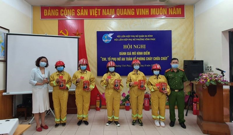 Đồng chí Đinh Thị Phương Liên- Chủ tịch Hội LHPN quận Long Biên trao tặng