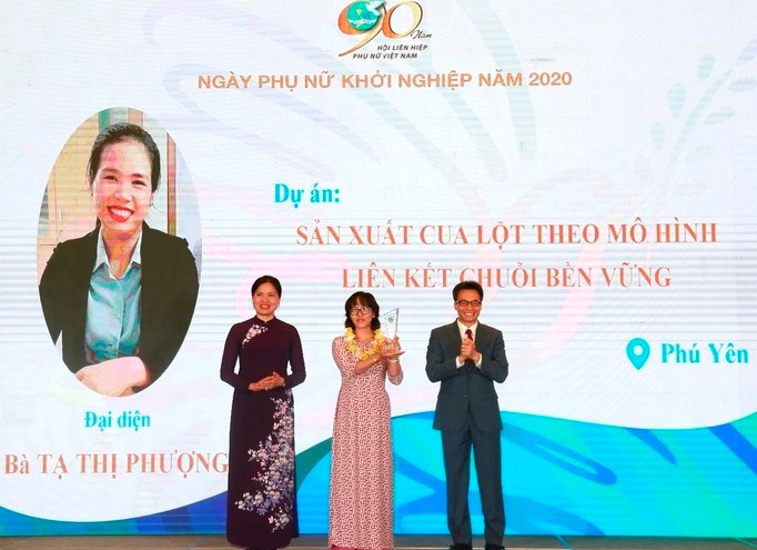 Phó Thủ tướng Vũ Đức Đam và Chủ tịch Hội LHPN Việt Nam Hà Thị Nga trao Giải Cuộc thi Phụ nữ khởi nghiệp năm 2020 cho tác giả dự án sản xuất cua lột theo mô hình liên kết chuỗi bền vững