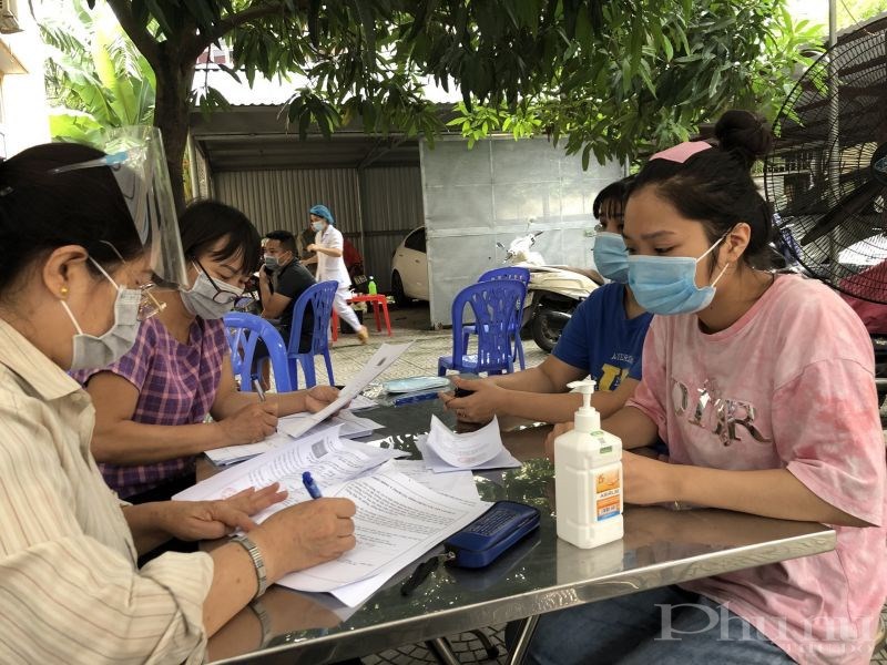 Các cấp hội phụ nữ huyện Hoài Đức tiếp tục tham gia hỗ trợ công tác tiêm phòng vắc xin mũi 2