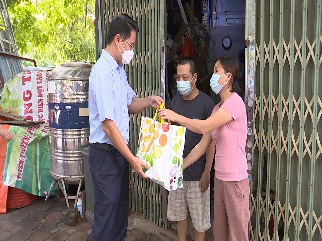 Đại diện lãnh đạo  quận Hà Đông tặng quà hỗ trợ gia đình khó khăn trên địa bàn