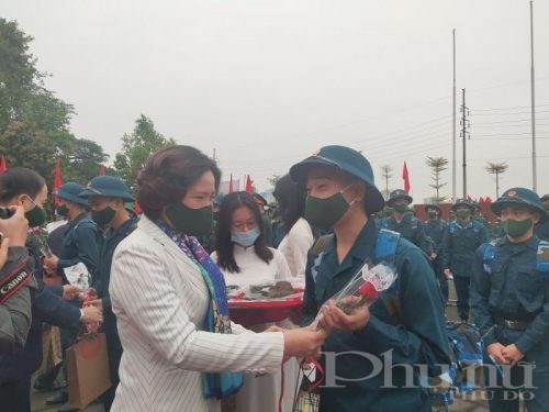 Đồng chí Lê Kim Anh – Thành ủy viên – Chủ tịch Hội LHPN Hà Nội tặng quà, quà chúc mừng tân binh lên đường nhập ngũ năm 2021