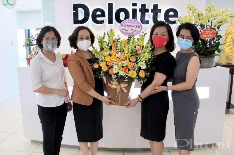 Đồng chí Phạm Thị Thanh Hương tặng hoa chúc mừng nữ doanh nhân Hà Thu Thanh.