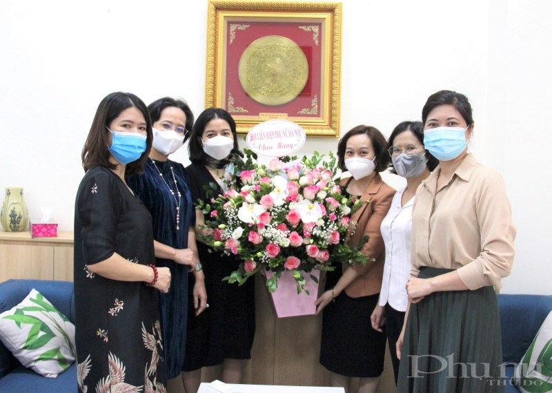 Đồng chí Phạm Thị Thanh Hương (thứ 3 từ phải sang) tặng hoa chúc mừng Hiệp nội Nữ doanh nhân Hà Nội.