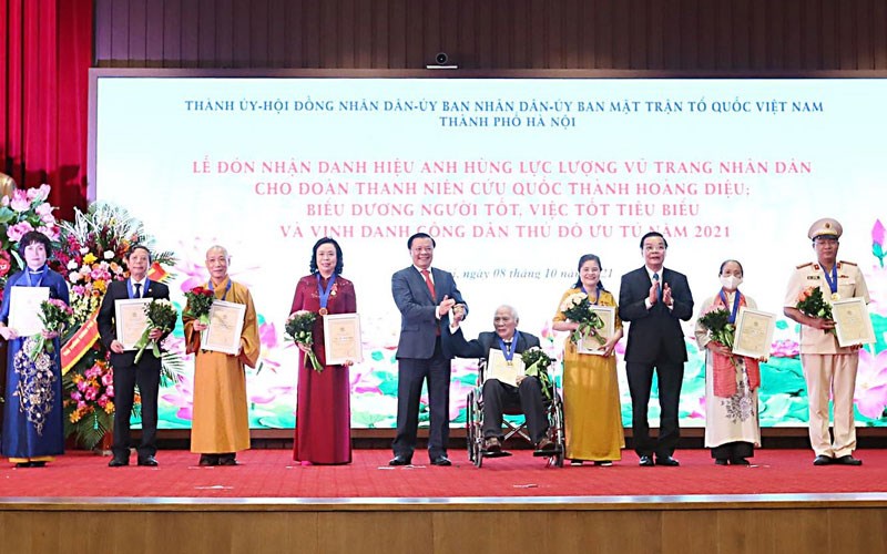 Bí thư Thành ủy Hà Nội Đinh Tiến Dũng và Chủ tịch UBND TP Hà Nội Chu Ngọc Anh trao danh hiệu “Công dân Thủ đô Ưu tú”năm 2021 cho các cá nhân