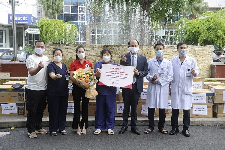 Ông Park Jong Sun - Trưởng Đại diện Tổng cục Du lịch Hàn Quốc và đại diện Hội chữ thập đỏ Việt Nam trao quà tặng tiếp sức cho đội ngũ y bác sĩ tại Bệnh viện Thanh Nhàn - Hà Nội