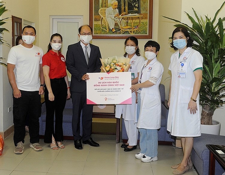 Trưởng Đại diện Tổng cục Du lịch Hàn Quốc - ông Park Jong Sun và đại diện Hội chữ thập đỏ Việt Nam trao quà tặng tiếp sức cho đội ngũ y bác sĩ tại Bệnh viện Đống Đa - Hà Nội