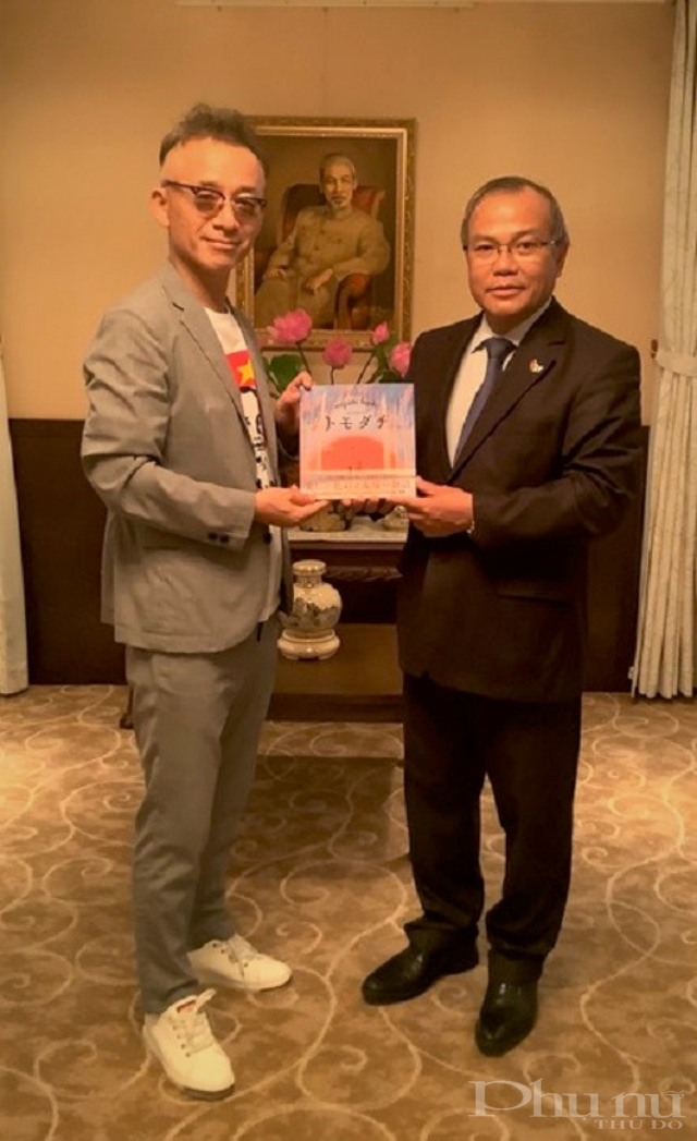 Nhà văn Aihara Hiroyuki (trai) tặng cuốn sách cho Đại sứ Vũ Hồng Nam.