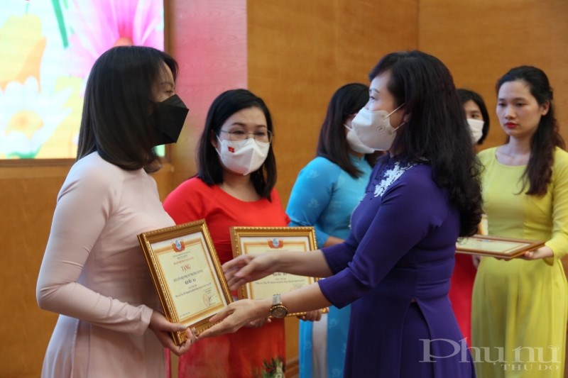 Chủ tịch Hội LHPN quận Tây Hồ Bùi Thị Ngọc Thúy trao chứng nhận cho các tác giả đoạt giải cuộc thi ảnh.